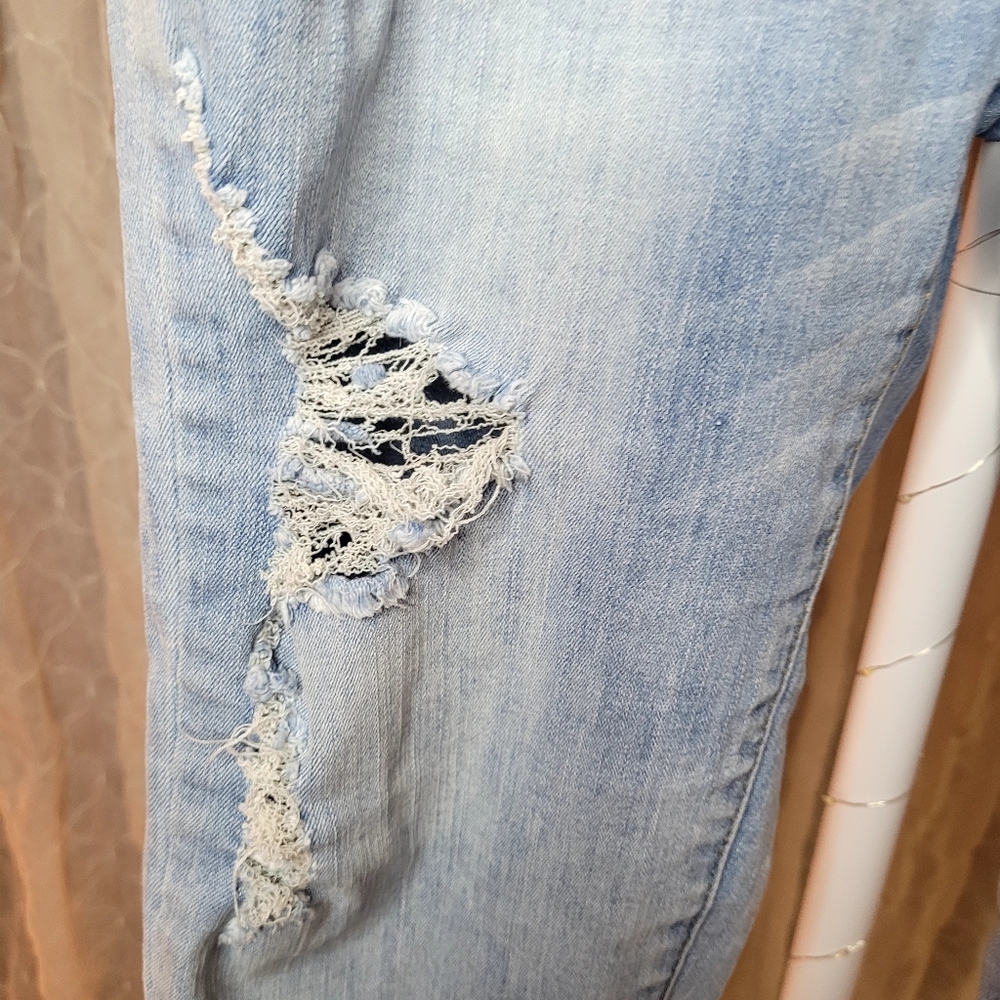 JEANS Distressed Denim Capris Light Wash Shredded Boho Cropped Jeans Size Large - Picture 2 of 6
